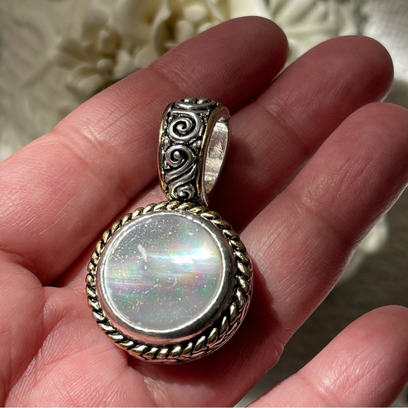 VINTAGE | AVON Silver & Gold Tone Pendant with Faux Mother Of Pearl Detail - Picture 3 of 7